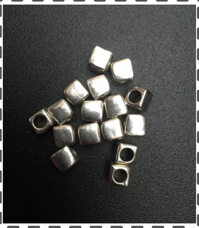 10 Würfel 8mm Loch 3mm